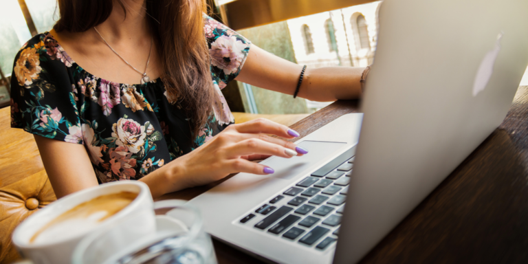 Správce sociálních sítí upravuje profil na linkedinu