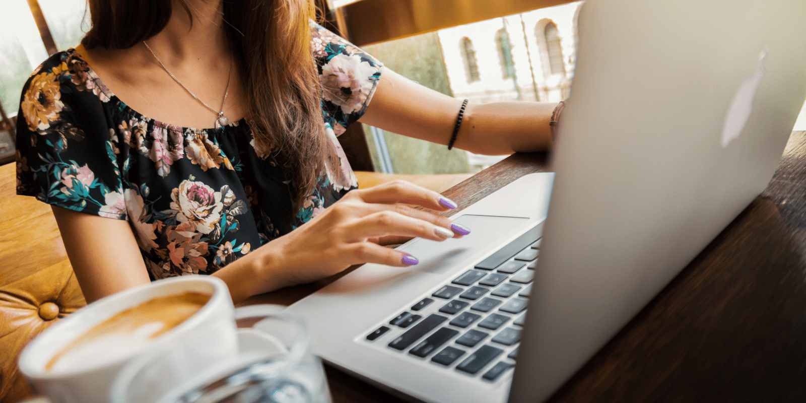Správce sociálních sítí upravuje profil na linkedinu