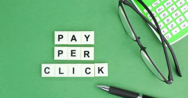PPC reklama - pay per click na zeleném pozadí