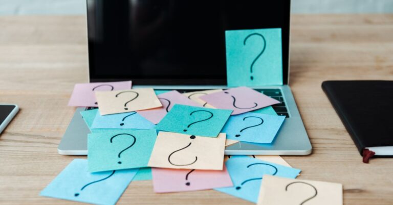 selective focus of sticky notes with question mark gramatika