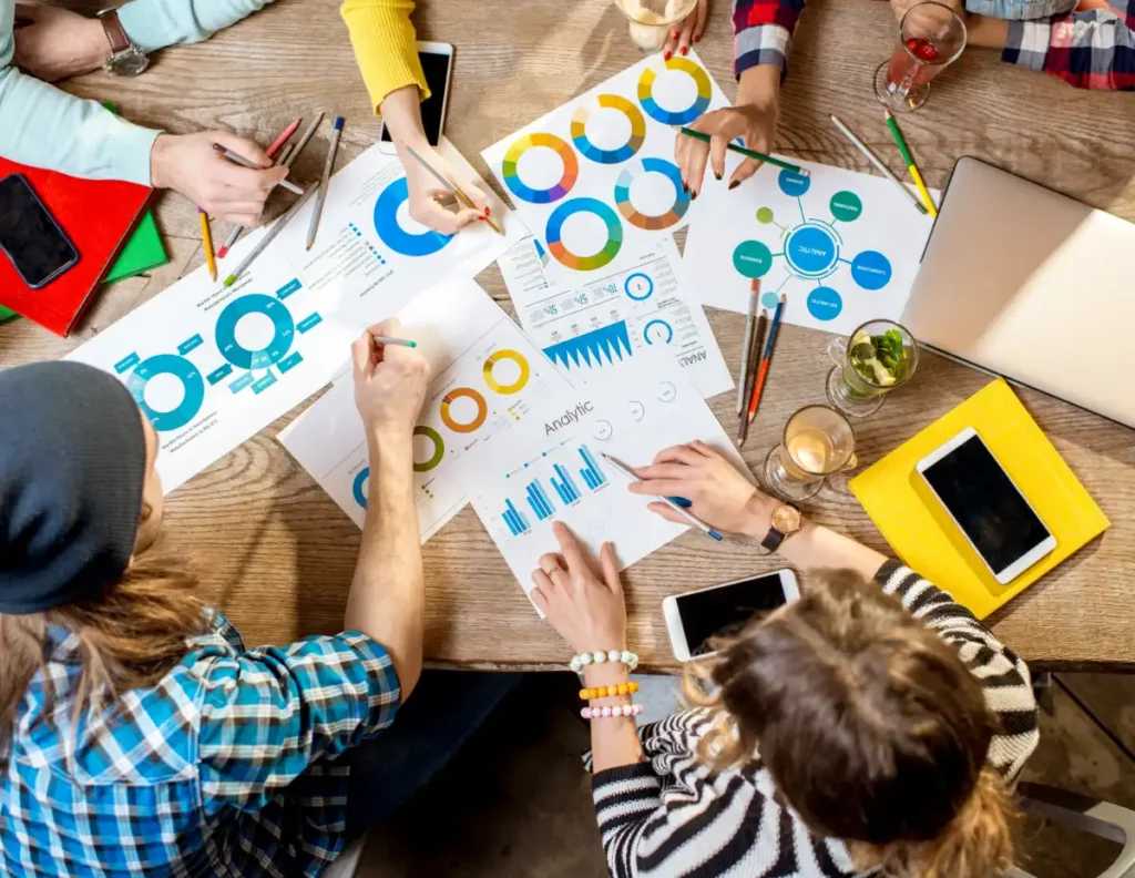 Skupina mladých lidí vyhodnocuje kampaň na sociálních sítích