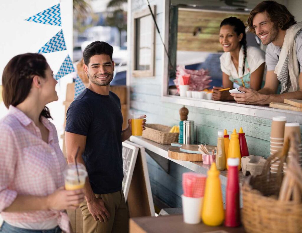 Pár lidí interagující u kiosku. Lokální marketing: Jak oslovit zákazníky ve vašem okolí? Poradíme vám jak začít